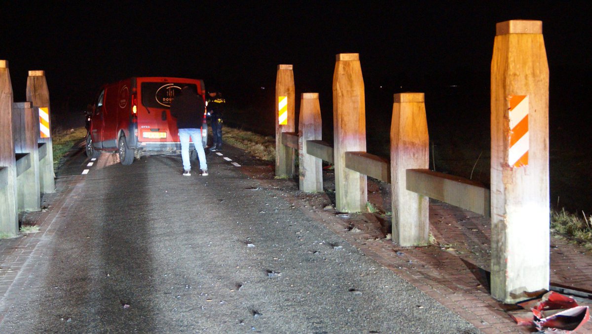 Bestelbus botst op paal in De Westereen