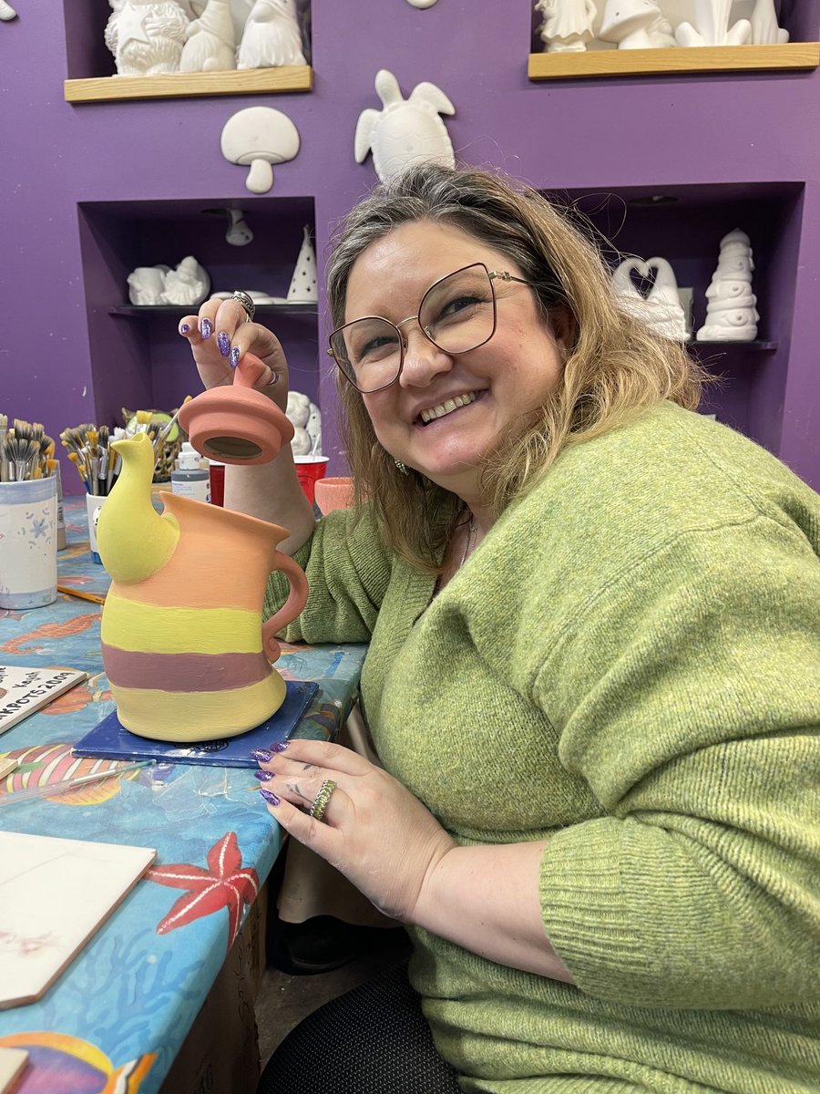 MadeleineCamy's tweet photo. Peinture sur les pots Crankpots, avec les étudiants du CSJ, dans le cadre de la Semaine de bien-être! 
Toute la semaine on a des activités de bien-être: Le snack sain, du café, muffins et coloriage, activités de danse et Corps pensants, la thérapie avec les chiens! https://t.co/SnM7FnkW3f