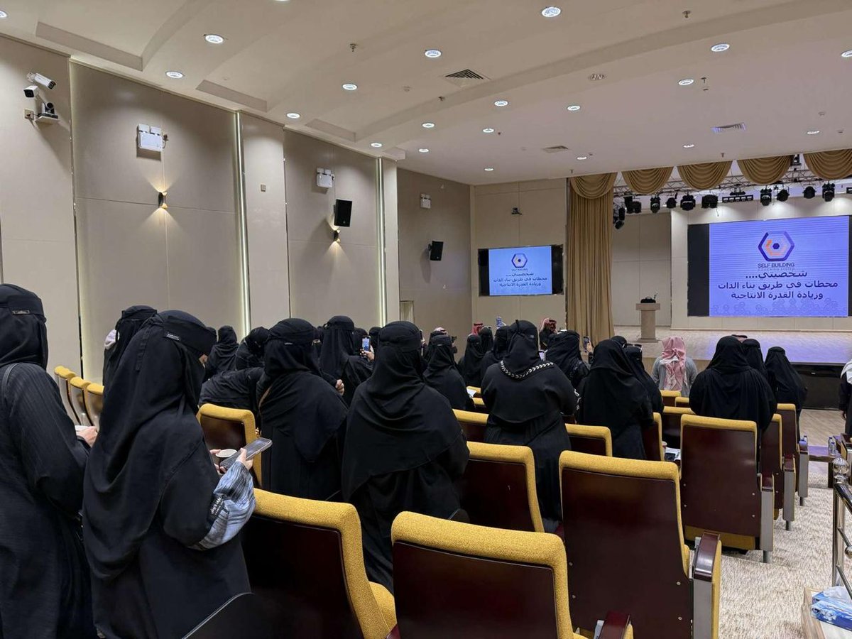 نظم فرع غرفة أبها بالنماص 
بالتعاون مع إدارة تعليم النماص

دورة محطات في بناء الذات وصناعة الإنجازات
بحضور مدير التعليم بالنماص  د. علي العمري
و نائب مدير تعليم النماص
و رئيس الارشاد السياحي بمنطقة #عسير 
و نخبة من الإعلاميين والإعلاميات

قدمت الدورة شرحاً وافياً لمجموعة من