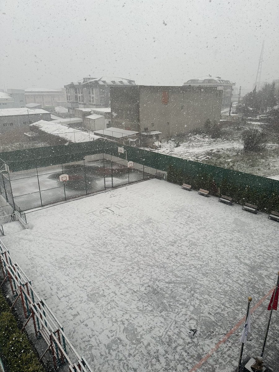 esmanihan's tweet photo. Beylikdüzü’nde kar bastırdı. Tatil bekliyoruz. @gul_davut @ekrem_imamoglu https://t.co/zmGkBGsXH7