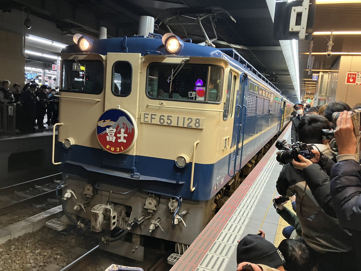 赤富士のヘッドマークがかっこいい！
大阪駅はすごい人でした。

#サロンカーなにわ
#サロンカーあさかぜ