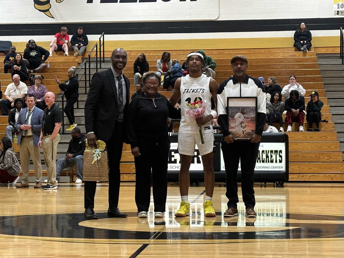 GreerNewsSports's tweet photo. Greer senior Amare Anderson (@AmareAnderson5) announced to a loud roar. 🐝🏀

Anderson has put on for Greer the last 4 seasons, rising up the all-time scoring list and leading the Jackets to the 2023-24 upper-state final.

He loves the city, and the city certainly loves him back. https://t.co/YeJqAOdp7v