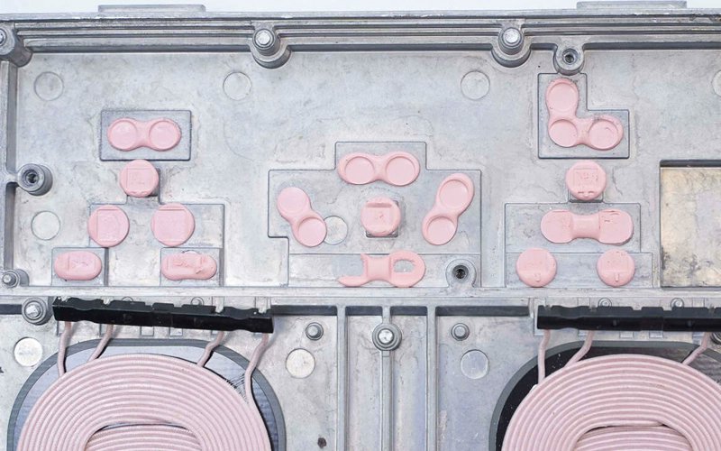 TechnologyAok's tweet image. The thermal putty fills gaps between components (like chips or circuit boards) and the shell, ensuring better contact for heat flow from the internal parts to the external casing.aok-technologies.com/news/tesla-wir… #ThermalPad #WirelessChargingThermalGel #EVThermalManagement