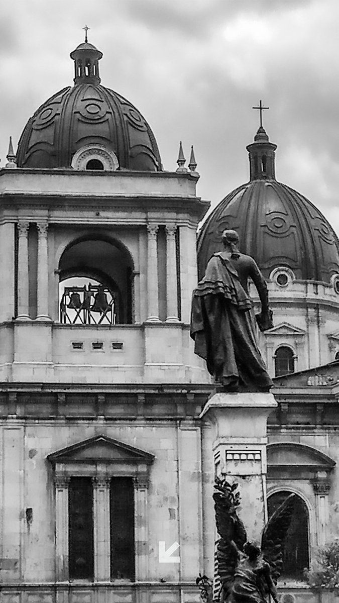 ipressimages's tweet photo. Detalle de la #Catedral y el monumento que rinde homenaje a Pedro Domingo #Murillo, esculpido por Ferrucci Cantele, en Roma. Después de más de un siglo de su emplazamiento, mucha gente aún cree que es la estatua de un torero. https://t.co/i6D0LXspM9