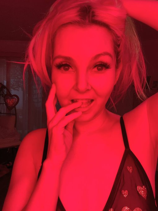 Having way too much fun playing around with my new light!?❤️ https://t.co/CoqJcFIwjN