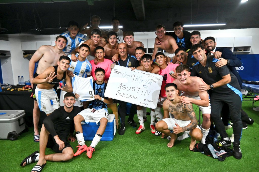 👏🇦🇷 LA DEDICATORIA DEL PLANTEL ALBICELESTE A RUBERTO

El plantel de la Selección Argentina Sub-20 le dedicó el triunfo ante Colombia y la clasificación al Mundial al delantero de River, que sufrió la rotura de ligamentos cruzados en la pierna izquierda.