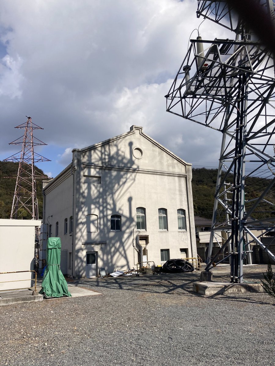 plus9123hh's tweet photo. 洋風建築と廃鉄塔のある変電所 https://t.co/rSbqMZeVaG