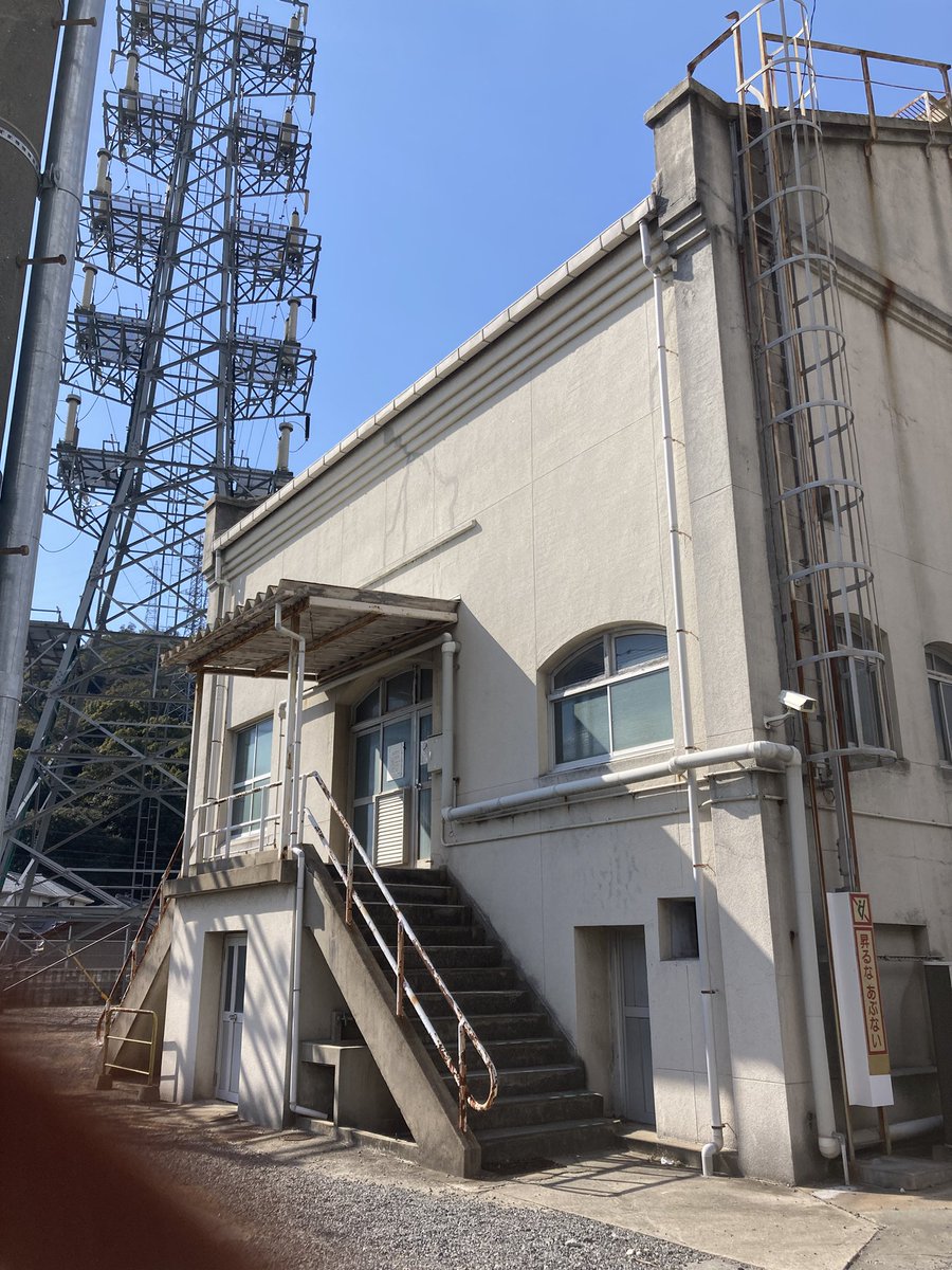 plus9123hh's tweet photo. 洋風建築と廃鉄塔のある変電所 https://t.co/rSbqMZeVaG