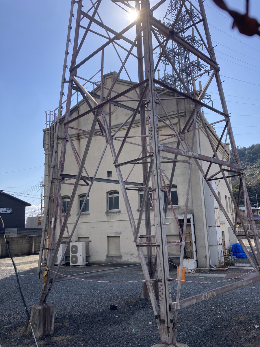 plus9123hh's tweet photo. 洋風建築と廃鉄塔のある変電所 https://t.co/rSbqMZeVaG