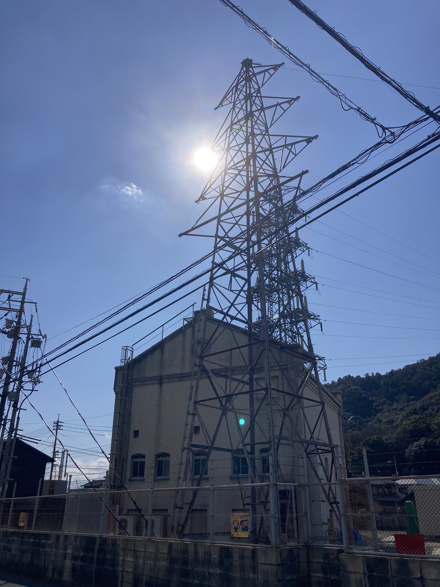 plus9123hh's tweet photo. 洋風建築と廃鉄塔のある変電所 https://t.co/rSbqMZeVaG