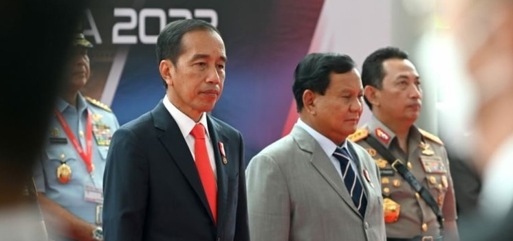 ✍️
Sikap Presiden Prabowo,
Lindungi atau Adili Jokowi…?”

By Faizal Assegaf (kritikus politik)

Hanya beberapa jam usai demo serentak mendesak Jokowi diadili, Prabowo muncul bereaksi. Kembali menegaskan kesetiannya pada Jokowi. Bahkan seolah terusik dan menuding ada upaya