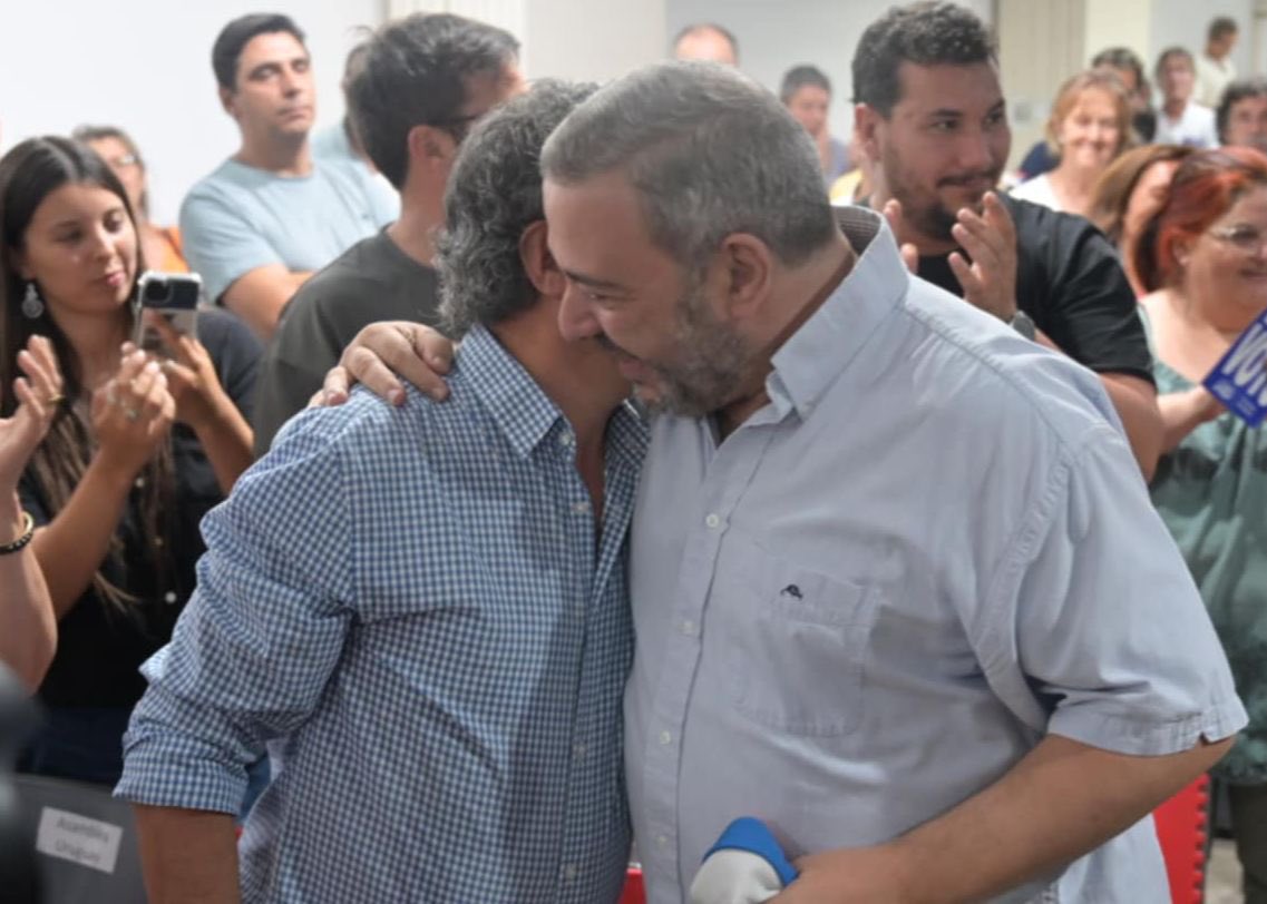 Mario_Bergara's tweet photo. Queridas compañeras y compañeros, qué orgullo y qué emoción recibir su confianza para representar al @Frente_Amplio en las Departamentales!
Montevideo está listo para dar el salto que merece, y lo vamos a hacer realidad con convicción, con fuerza y con el corazón. Vamos con todo! https://t.co/JOuXwIlHdO