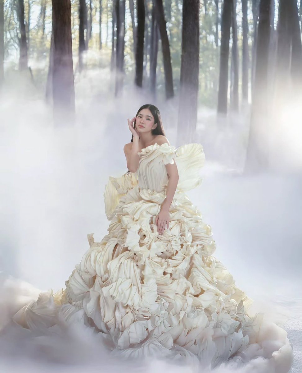 aiahpls's tweet photo. she looks so ETHEREAL 😩 https://t.co/suDytUyZAm
