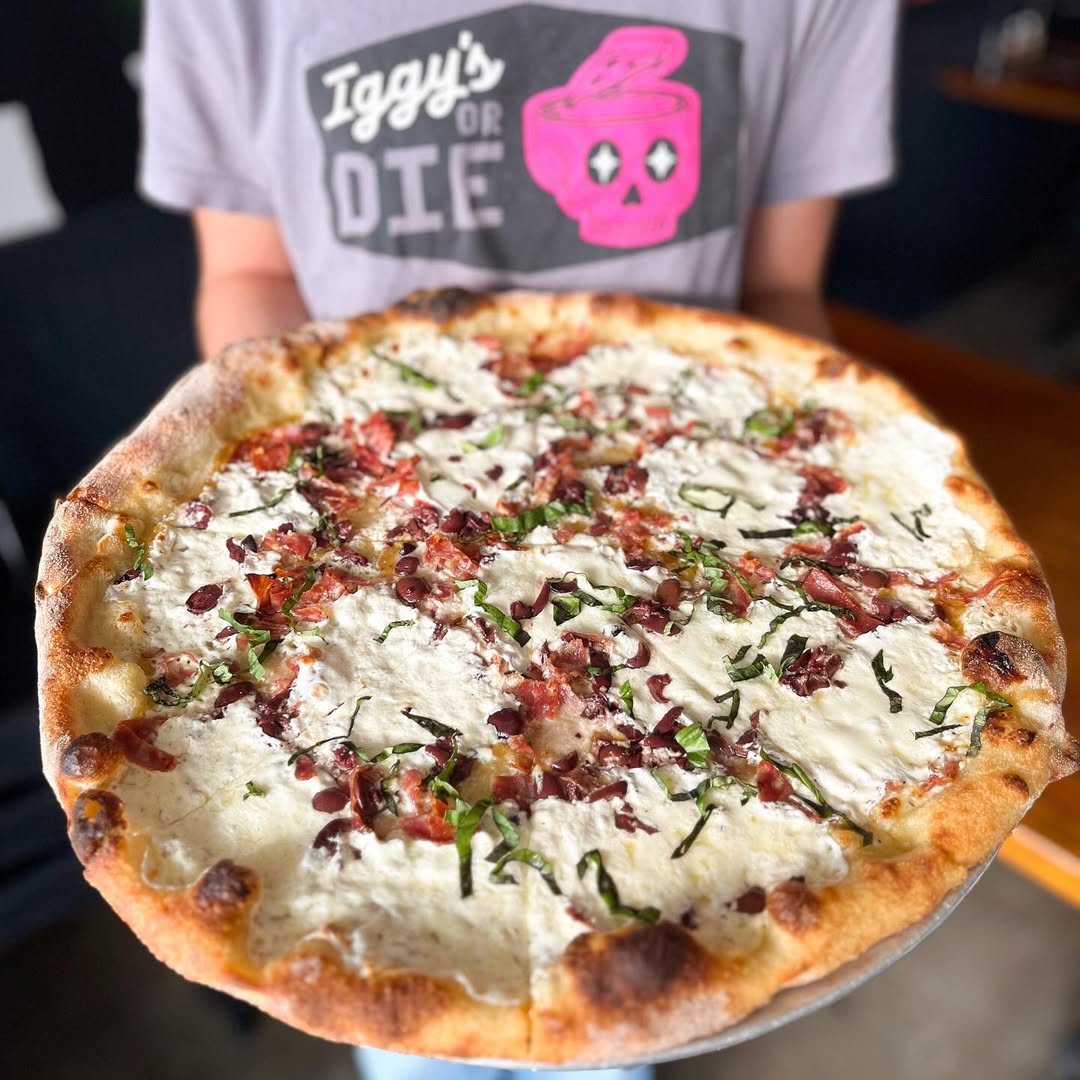👀 Not sure which we LOVE more - the pizza or those 🔥 shirts!!!

#PalmettoBlended #CharlestonSC #Chucktown #HolyCity #SupportSmallBusiness #CustomApparel #ScreenPrinting #CharlestonBusiness #pizza #pizzatime