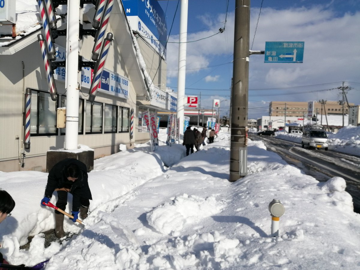 hard_niitsu's tweet photo. 本日はハードオフの誕生日
地域社会貢献のため、周辺商業施設の歩道を除雪致しました。
歩いて通れるようになっておりますので、皆様のご来店お待ちしております。

#ハードオフのエコ活動2025 
#211ハードオフ誕生日 https://t.co/D4eZxvjbMc