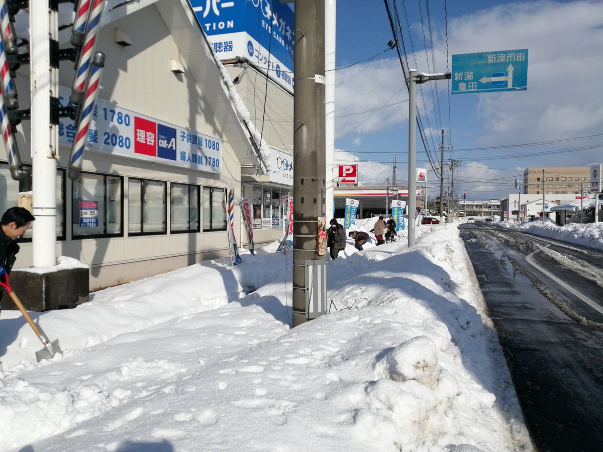 hard_niitsu's tweet photo. 本日はハードオフの誕生日
地域社会貢献のため、周辺商業施設の歩道を除雪致しました。
歩いて通れるようになっておりますので、皆様のご来店お待ちしております。

#ハードオフのエコ活動2025 
#211ハードオフ誕生日 https://t.co/D4eZxvjbMc