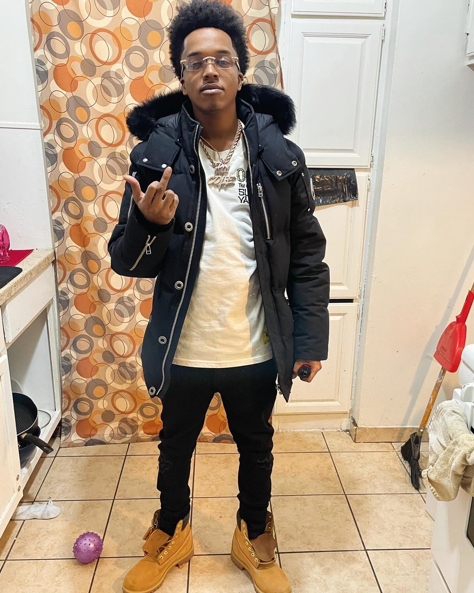 Decole__'s tweet image. DO I LOOK LIKE A 🥷 THAT’LL SWITCH UP ON MY GANG, DO I LOOK LIKE A 🥷 THAT’LL BE CRYIN ABOUT SOME TIME🙅🏾‍♂️ #FREEMINES #FL #coleworld