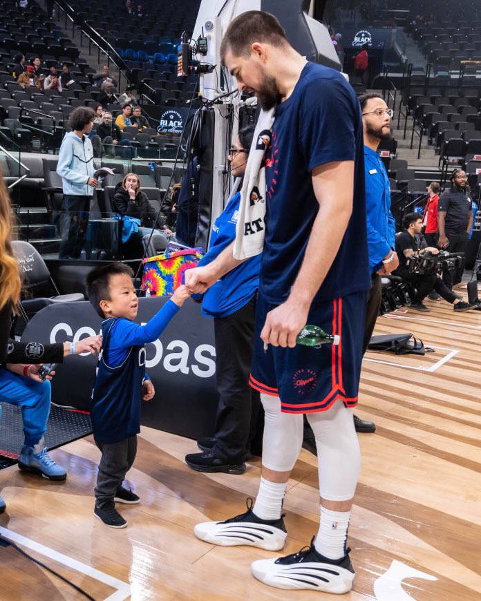 Imma print this pic 
out and frame it. <a href="/SkylerGTR/">Skyler Crawford Chu</a> X <a href="/ivicazubac/">Ivica Zubac</a> 🤜🏻🤛🏻 #ClipperNation