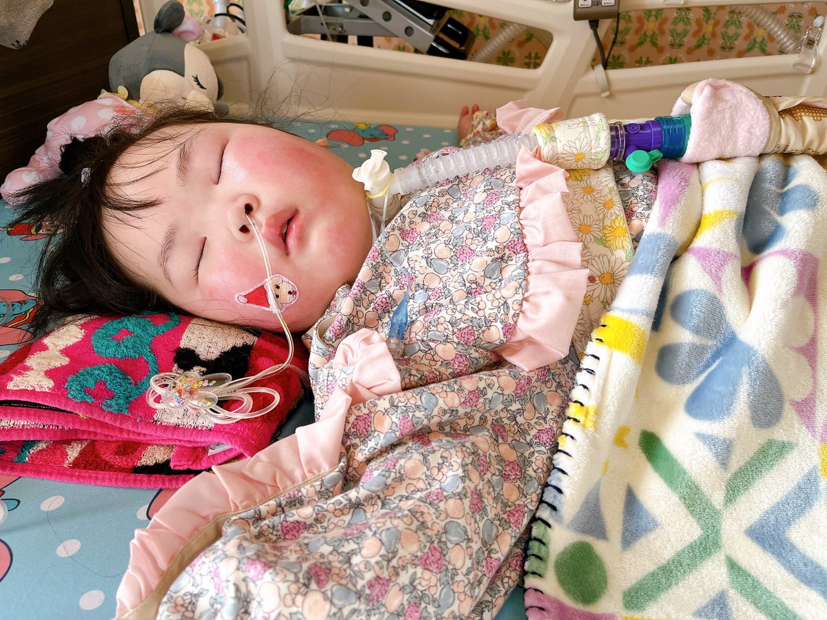 cocoshimimi's tweet photo. タグ付け失礼します🏷️🙏🏻

mae-a-keyさんで買ったトップス最高に可愛い🌸前開と腕開きでめっちゃ手触り良き🥹そしてリーズナブル🥹💕
ズボンは安定の使い心地アルトタスカルさん🥰バンドとカバーはススリレさん💛

最高に助けられてます🫣

全部買ったばかりで気分上がる🫶

娘は朝寝😴 https://t.co/zUj8NS3xjC
