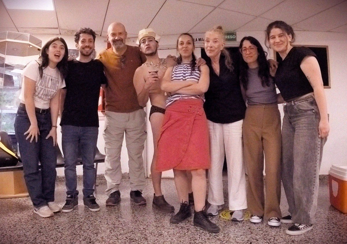 Respecto de la construcción colectiva,
me gusta practicarla antes que declamarla.
O debatirla. Sin ese afán, ninguna de mis películas habría existido.
El cine se disfruta, no se sufre.
Sólo hay que rodearse de gente interesante.
Si provienen de planetas distintos, mejor.