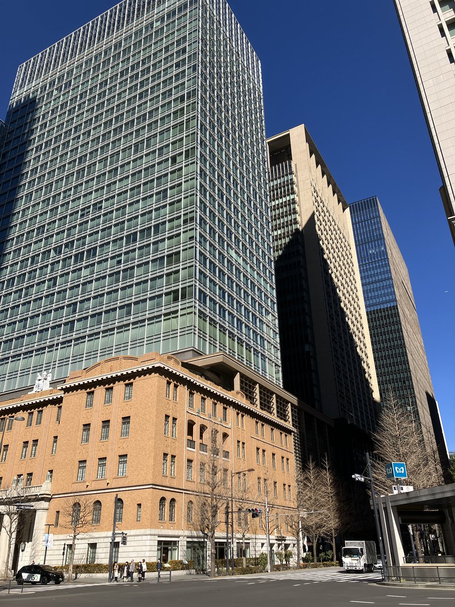 _V_V____'s tweet photo. ついた！
建物がでっかいのと、道がバカ広くて人が小さく見える！

あとなにより、冬なのに死ぬほど晴れてることにビビる！☀️ https://t.co/wUxKUe9Kqx
