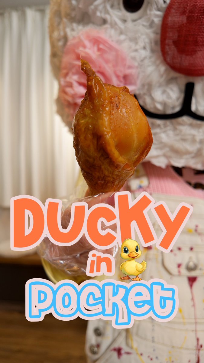SingSingRabbit's tweet image. 💫Ducky in Pocket💫🐥
“Peanut or Chicken? Ducky Decides! 🐣🍗

花生定雞脾？鴨仔決定！🐣🍗

「ピーナッツかチキンか？ ダッキーが決める 」🐣🍗

#SingSingRabbit
#FunnyVideo 
#DuckyInPocket
#DuckyDrama
#HilariousMoments 
#AnimalAntics
#ViralVideos
#FYP
#foryou  
#foryourpage