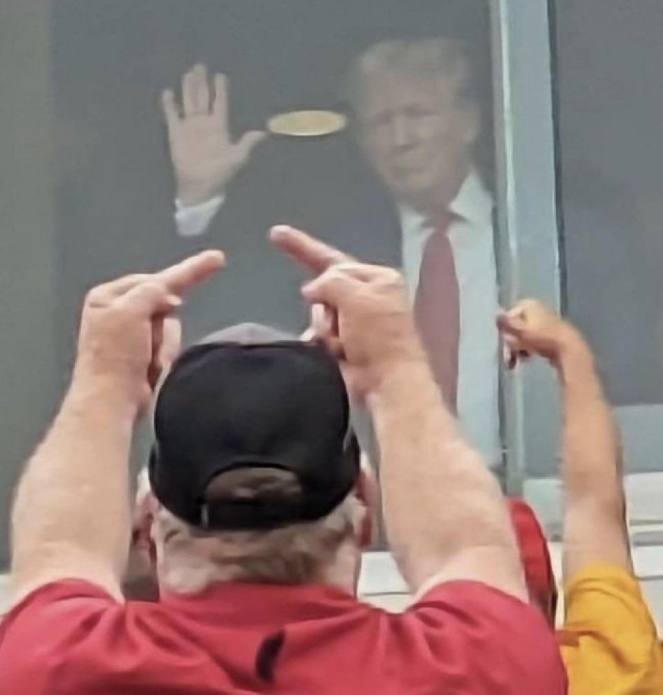 Sup3rTroll's tweet photo. @Pomsarethe81395 @LeeHolly81 @realDonaldTrump https://t.co/F3wfqwMo9u
