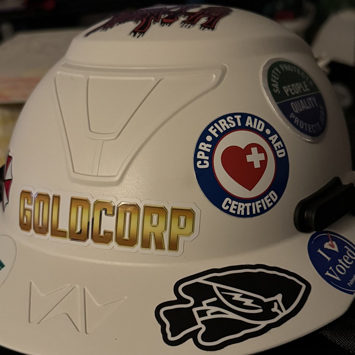New hard hat ✅
Stickers ✅
Safety first &amp; last ✅
Thanks to <a href="/ExUmbrisDesigns/">Ex Umbris Designs 🇺🇸🤘🏻</a> and others who have contributed to making my <a href="/WaveCel/">WaveCel</a> hard hat even better.