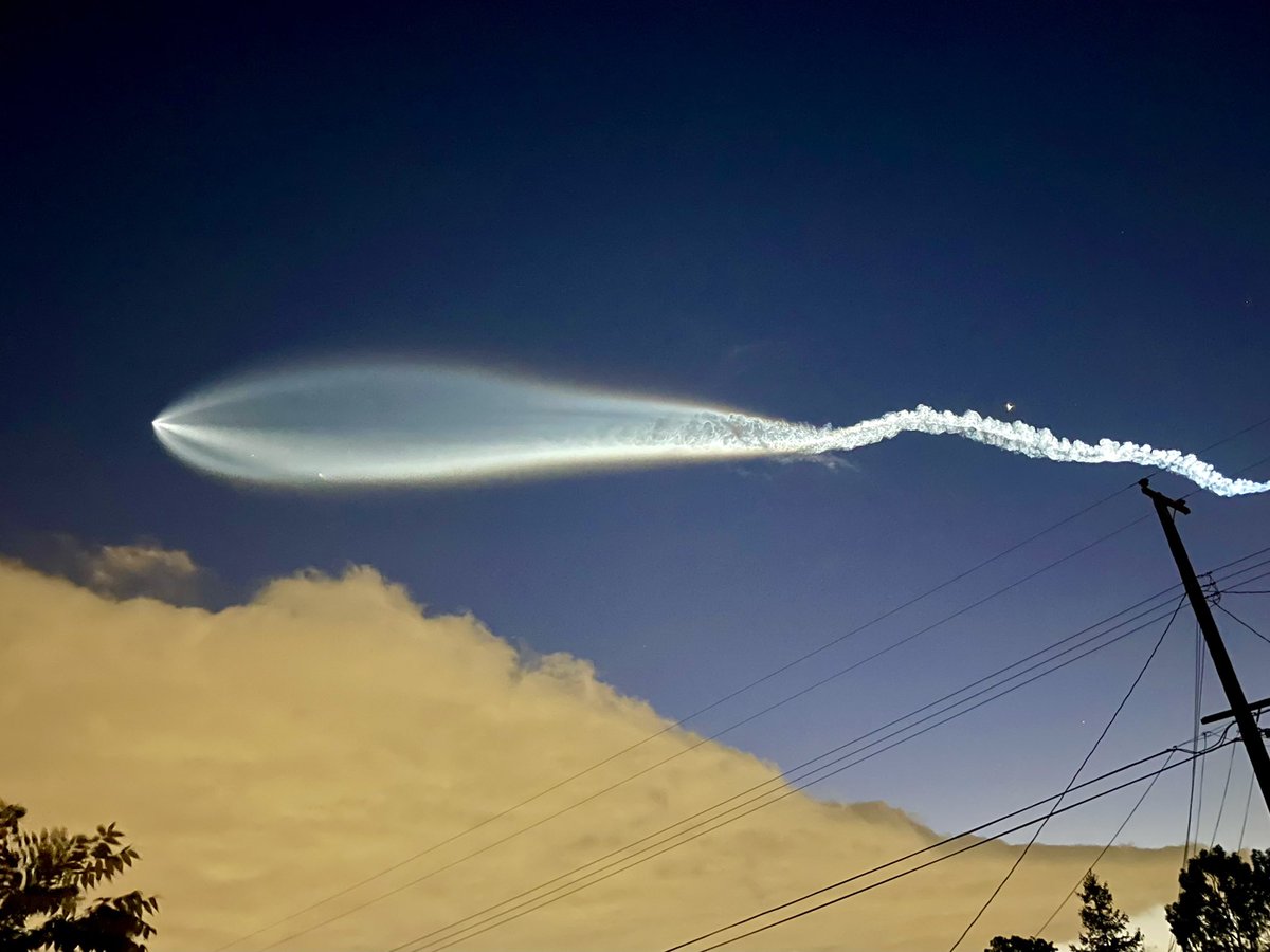 AshirasArt's tweet image. 📸 Not the best shot but def a lucky catch considering the cloud cover..

🚀 Love these rocket launches.. they’re so pretty..

✨ Photo doesn’t capture, but the booster drops are beautiful too.. they look like bright twinkling stars floating in the trail..

#RocketLaunch