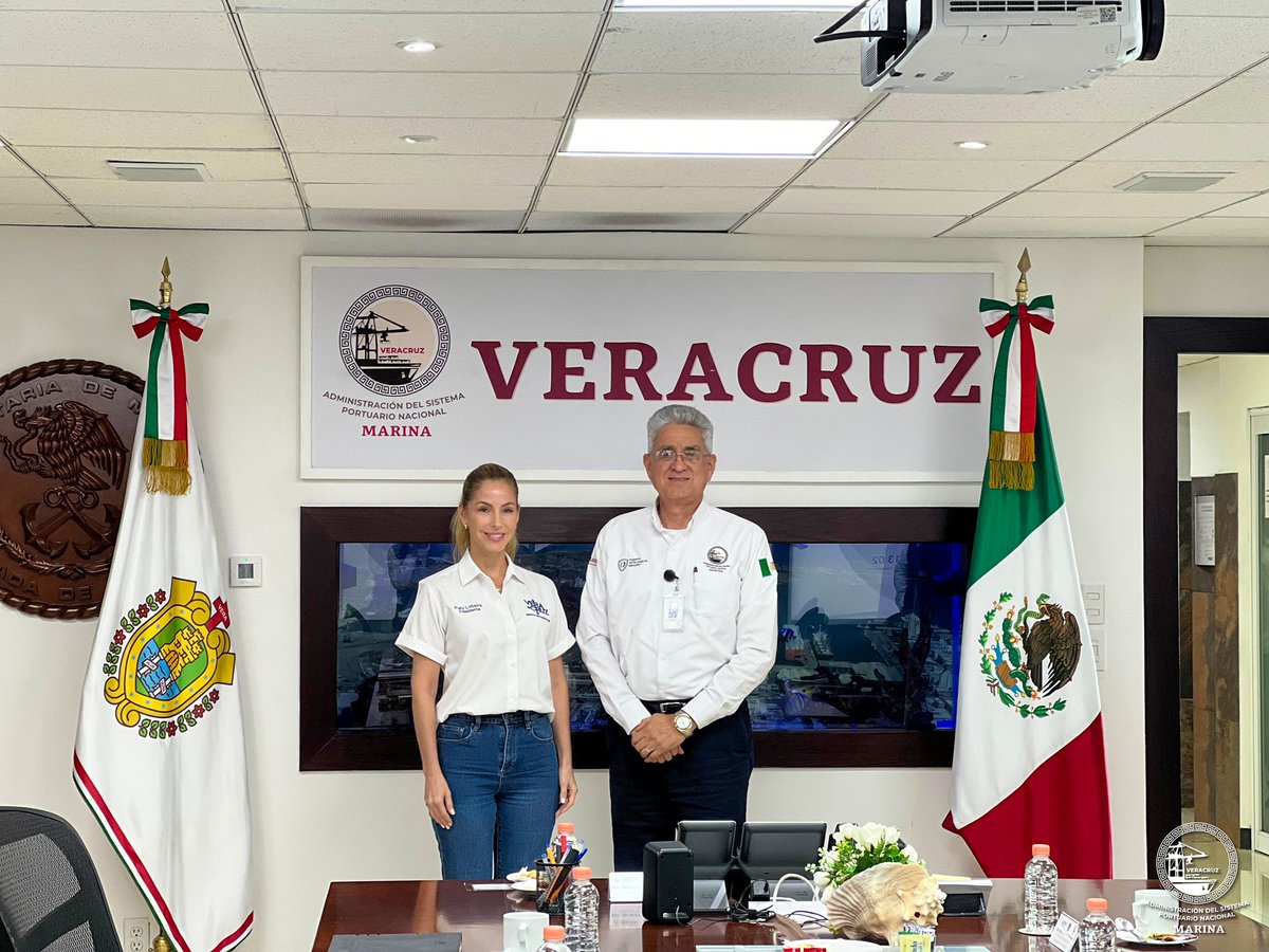 ASIPONAVER's tweet photo. #Enterate Como parte de nuestro compromiso con el desarrollo de cruceros en el puerto de Veracruz, #ASIPONAVer se reunió con la Lic. Paty Lobeira, Presidenta Municipal de Veracruz, para presentar este innovador proyecto. 🛳️ ⚓️ https://t.co/rTkGLdATnC