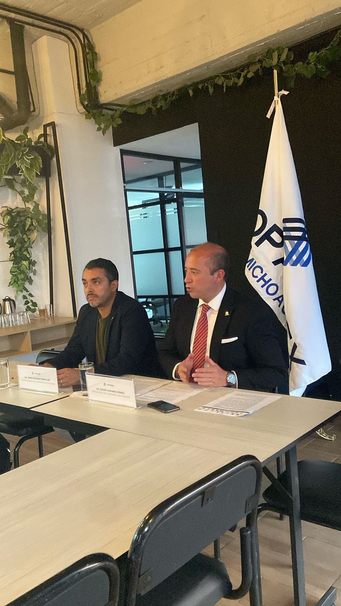 David Luviano (@davidluviano) on Twitter photo Trabajadores y Empresarios coincidimos en la importancia de fortalecer el INFONAVIT, proteger los ahorros de los trabajadores, garantizar
el tripartismo paritario y asegurar la transparencia en el manejo de los recursos.
#DefiendeTuAhorro 
#InfonavitEsTuyo 
#JuntosPorElInfonavit Trabajadores y Empresarios coincidimos en la importancia de fortalecer el INFONAVIT, proteger los ahorros de los trabajadores, garantizar
el tripartismo paritario y asegurar la transparencia en el manejo de los recursos.
#DefiendeTuAhorro 
#InfonavitEsTuyo 
#JuntosPorElInfonavit