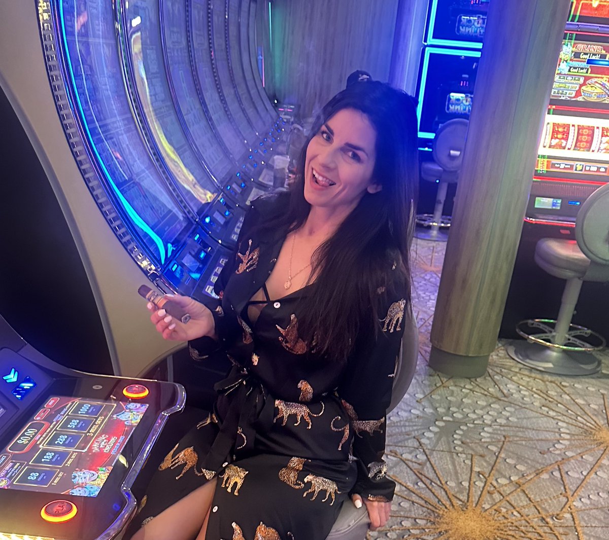 bigashescigars's tweet image. Recently comeback to this one from @ApostateCigars I’ve been neglecting the Zarahemla because their Deseret is usually my first grab, but the box pressed deserved a little love. 
#smallbatch #handmade #cigarlife