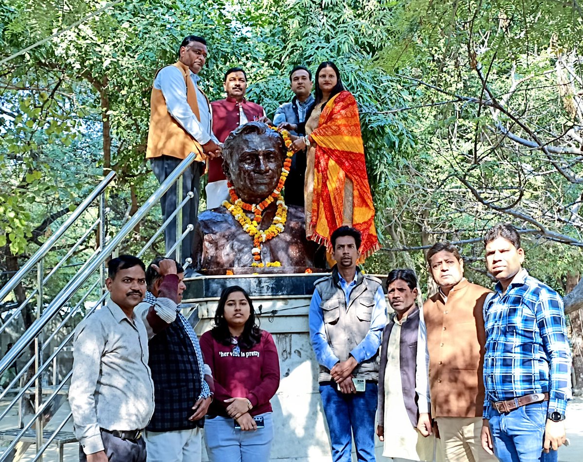 राष्ट्रसेवा एवं समर्पण के विराट प्रतीक, एकात्म मानववाद के प्रणेता श्रद्धेय पंडित दीनदयाल उपाध्याय जी की पुण्यतिथि पर आज लेबर कॉलोनी दीनदयाल पार्क एवं गांधी पार्क में श्रद्धेय पंडित दीनदयाल उपाध्याय जी की प्रतिमा पर माल्यार्पण कर विनम्र श्रद्धांजलि अर्पित की।