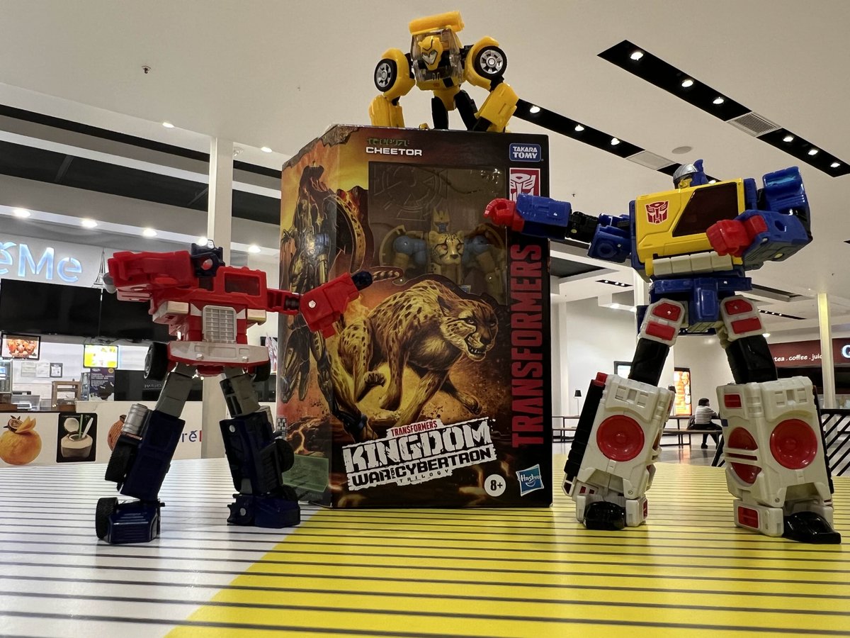 MChreel's tweet photo. Friends and I bringing them to see a movie, and gifting Cheetor to one of them. (December 2024) #Transformers https://t.co/QSwJvArfUv
