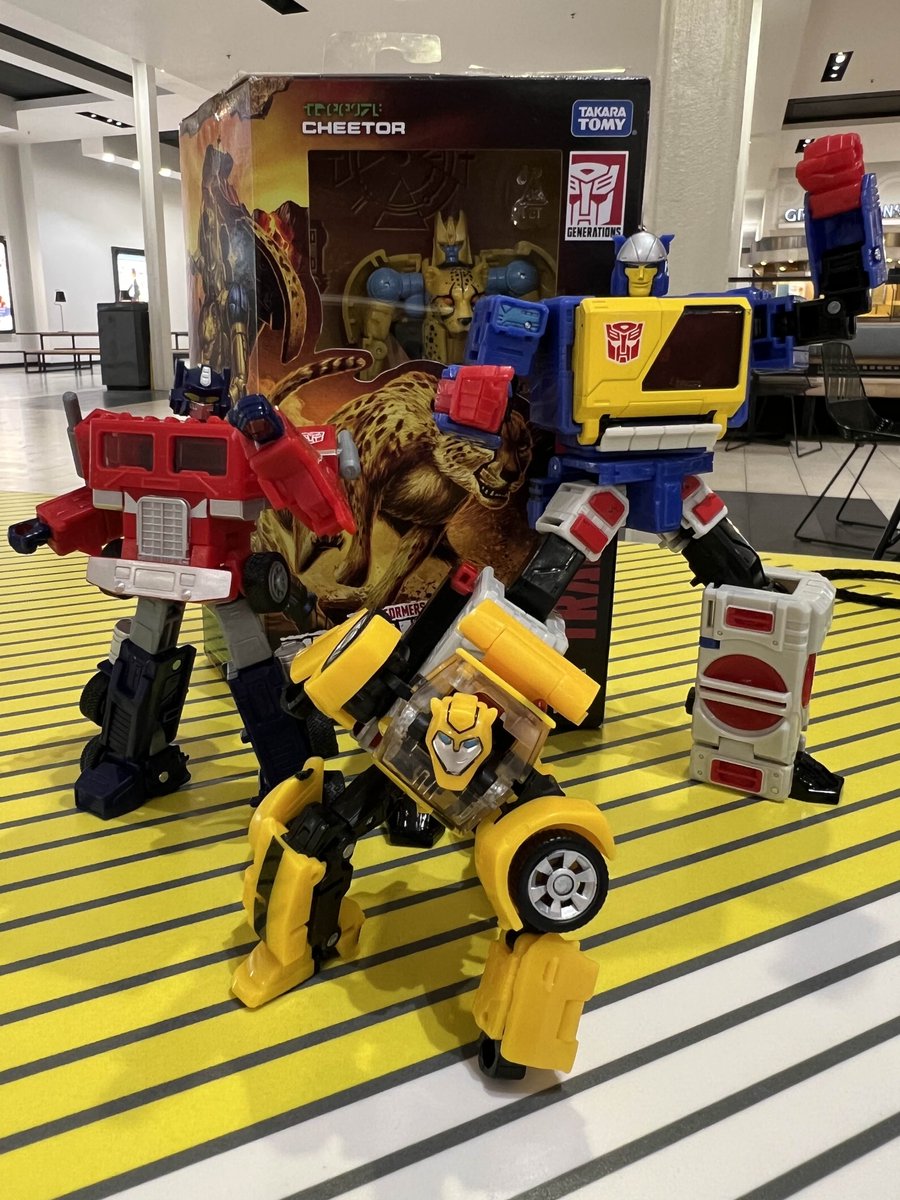 MChreel's tweet photo. Friends and I bringing them to see a movie, and gifting Cheetor to one of them. (December 2024) #Transformers https://t.co/QSwJvArfUv