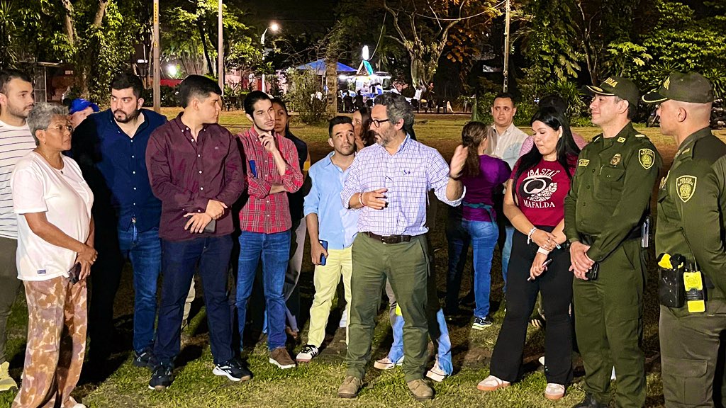 SeguridadCali's tweet photo. Unidos por parques más seguros, iluminados y activos.

Junto a la comunidad recorrimos el parque ‘El Ingenio’, escuchando sus inquietudes y necesidades. 

✅Uno de nuestros compromisos junto a @PoliciaCali será reforzar la presencia de unifornados para una mejor convivencia. https://t.co/rLLexHLlXM