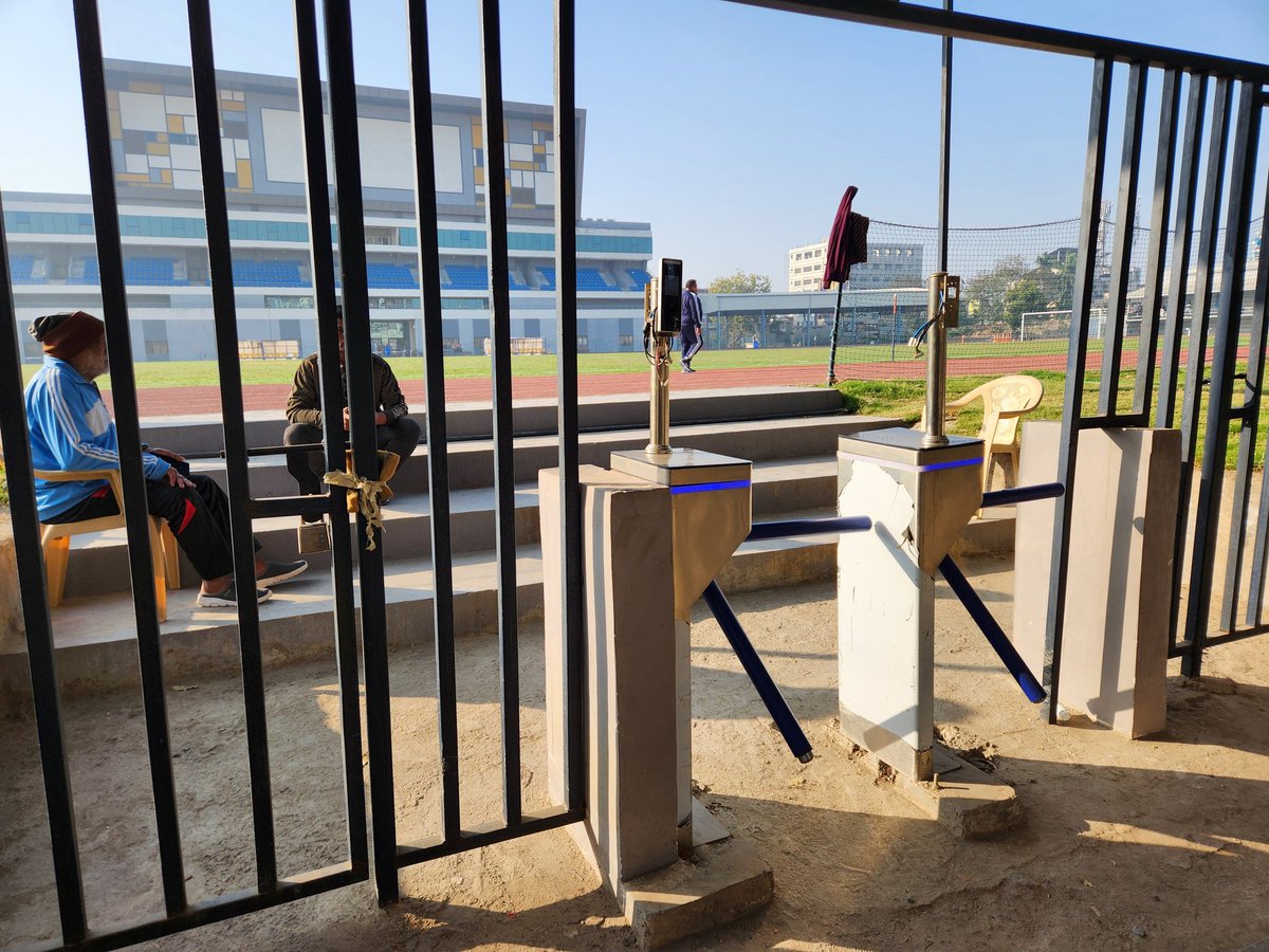 जबलपुर के मध्य, पं रविशंकर शुक्ला स्टेडियम. एक निजी कंपनी द्वारा सदस्यता आधार पर संचालित. खेल और स्वास्थ्य के प्रोत्साहन के लिए हमें छत्तीसगढ़ में भी ऐसी ही व्यवस्था की आवश्यकता है. <a href="/vishnudsai/">Vishnu Deo Sai</a> <a href="/OPChoudhary_Ind/">OP Choudhary</a> हमें स्टेडियम बनाने वाले नहीं चलाने वालों की आवश्यकता है.