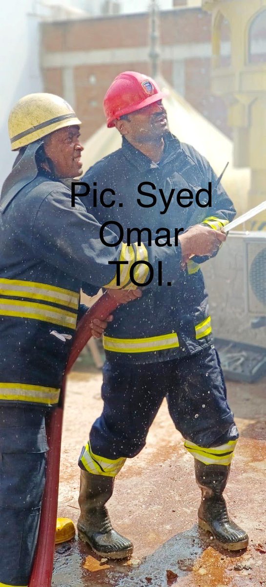 SyedToi's tweet photo. Missive fire broke in commercial building at Dewan dewadi , Medina circle in Old City of Hyderabad https://t.co/Hqo2YRysQV