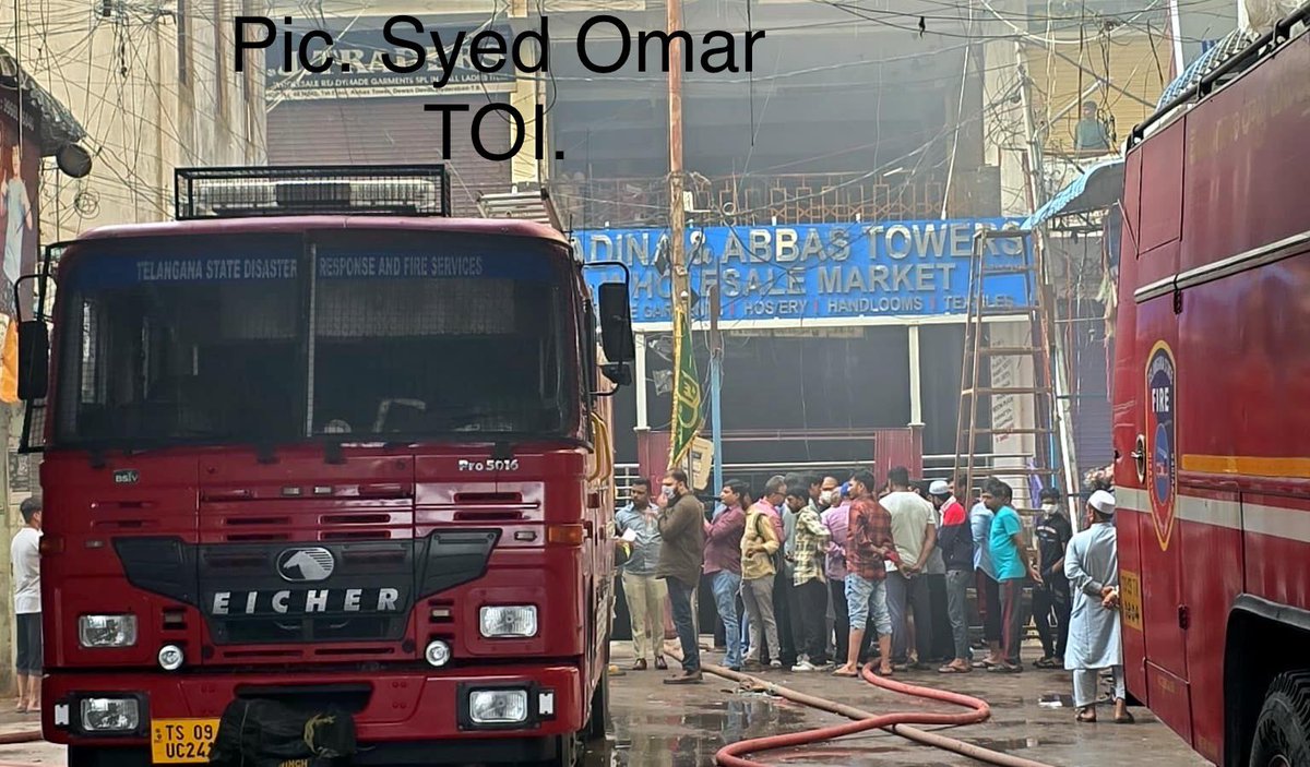 SyedToi's tweet photo. Missive fire broke in commercial building at Dewan dewadi , Medina circle in Old City of Hyderabad https://t.co/Hqo2YRysQV