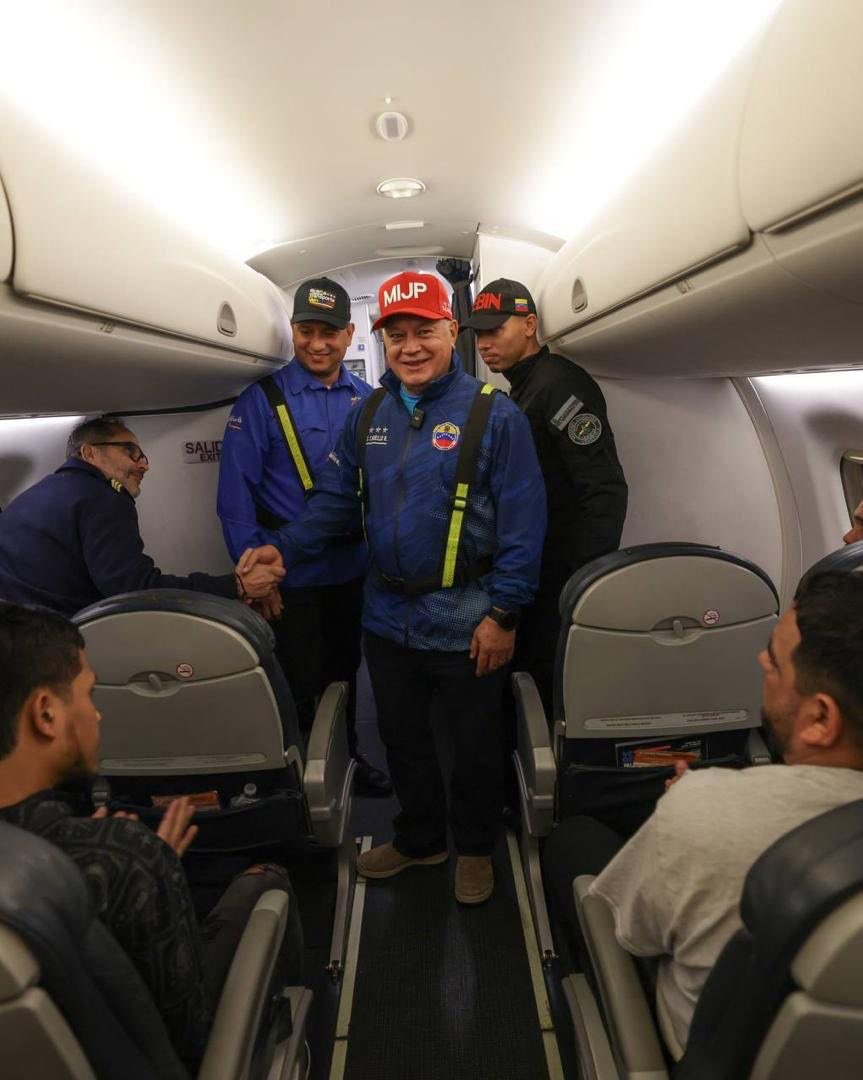 OrlvndoA's tweet photo. Te deportan de regreso a Venezuela.

Esto es lo primero que ves al llegar. https://t.co/MYUVCAi9S7