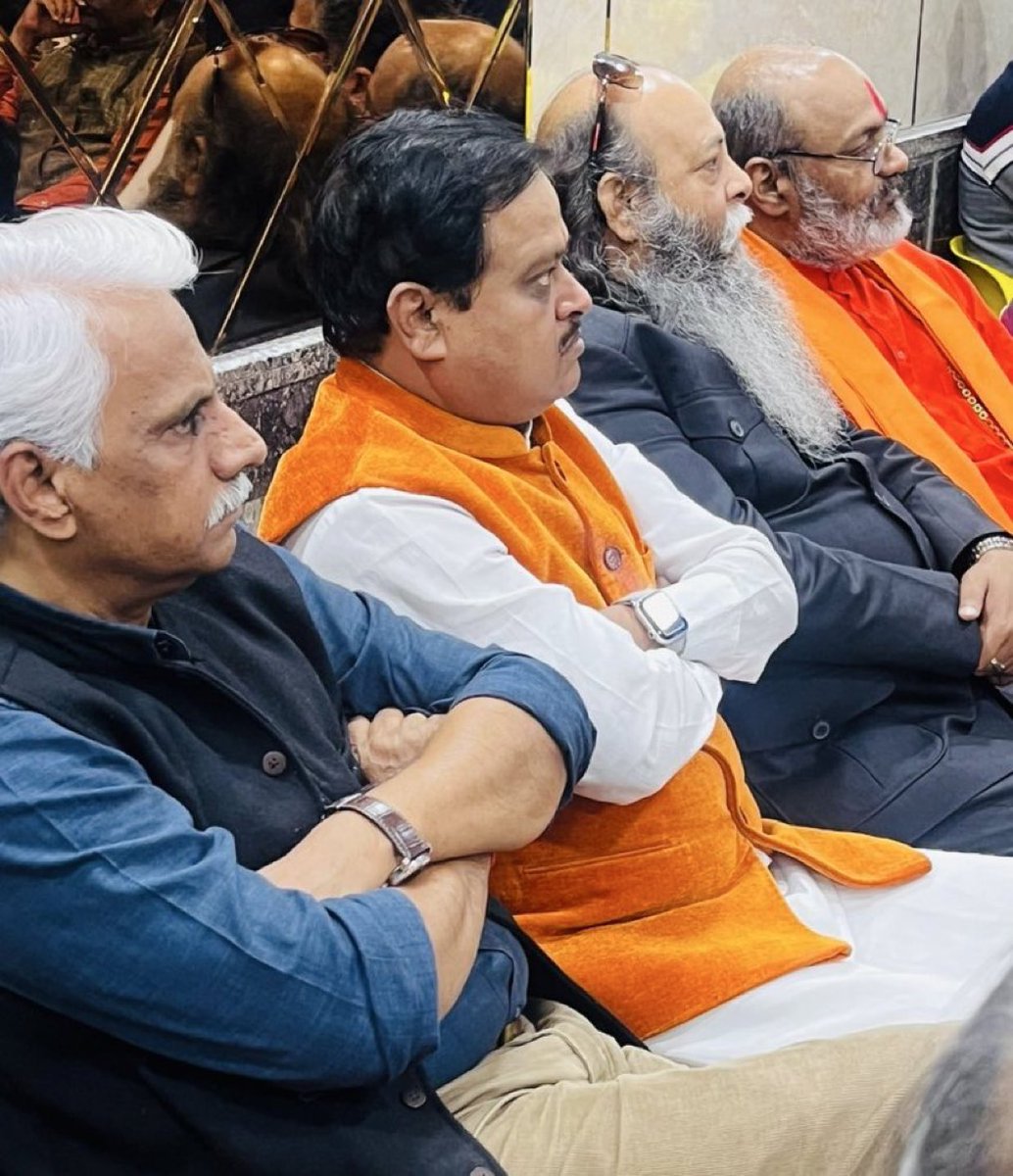 किसी दंगे की तैयारी है?
सभी दंगाई एक साथ एक जगह? 
हम सरकार को आदेश देते हैं, इनकी जाँच हो। कुछ ना कुछ मुस्लिम विरोधी षड्यंत्र बना होगा। सामने कौन है ? पुरा वीडियो फुटेज जारी हो। <a href="/SureshChavhanke/">Dr. Suresh Chavhanke “Sudarshan News”</a> अपने चेलों चपेटो के साथ @INarsinghvani <a href="/Pushpendraamu/">Pushpendra Kulshrestha</a> <a href="/Ammu_Jee/">Surajpal Ammu</a> of <a href="/Karnisenaindia/">करणी सेना भारत</a>