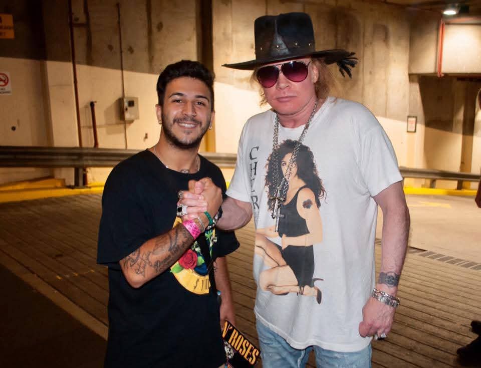 axlrosefanpage_'s tweet photo. Fotos de Axl Rose com fãs durante sua passagem pela Austrália há 5 anos #NesteDia ❤️🔥
Note a blusa linda que o Mr. Rose está usando 😍😍😍 adoro
#NotInThisLifetimeTour https://t.co/AhpzZqZxWr