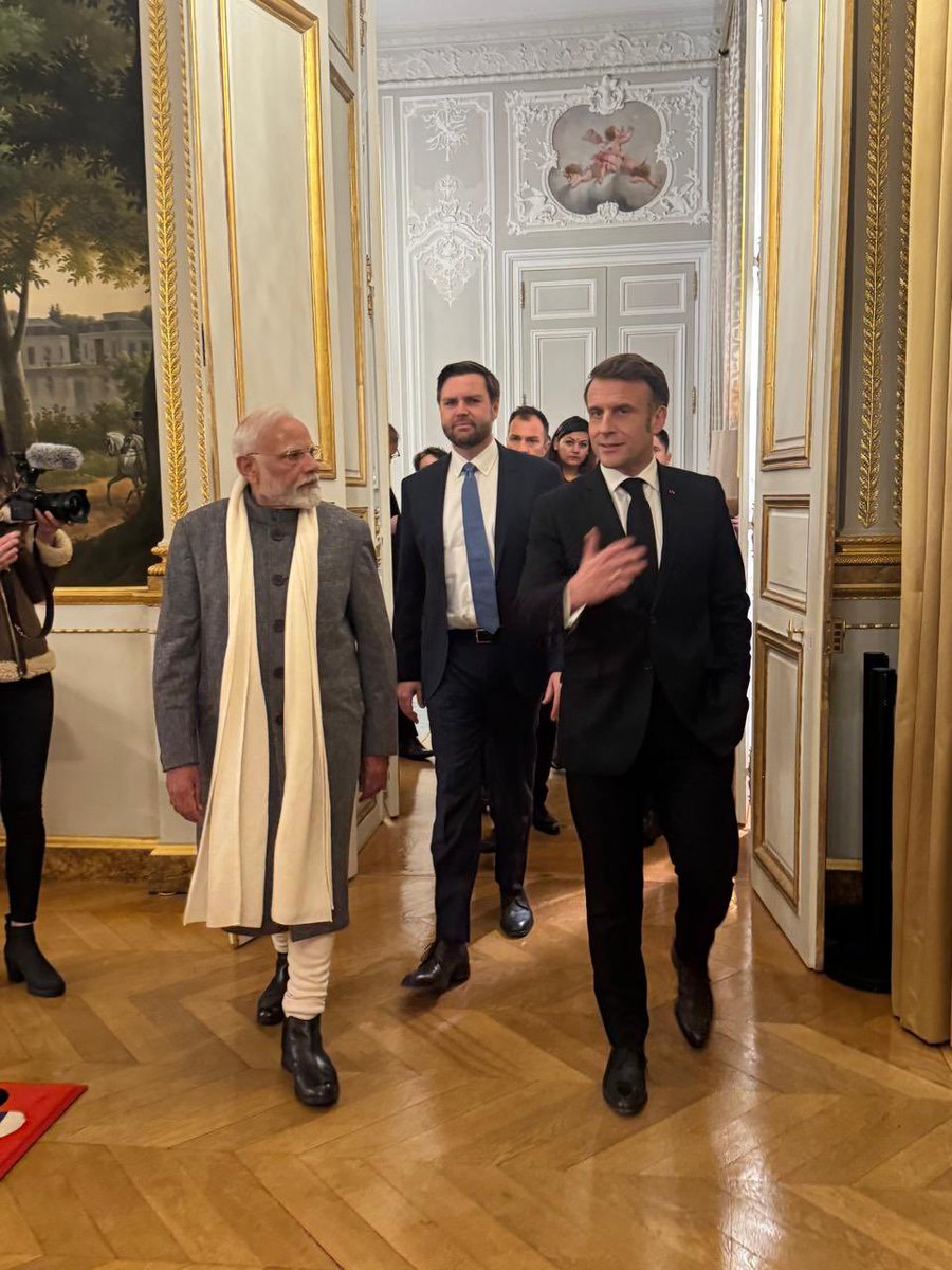 DDNewslive's tweet image. PM @narendramodi interacts with President @EmmanuelMacron and USA @VP @JDVance in Paris.

@PMOIndia #PMModiinParis