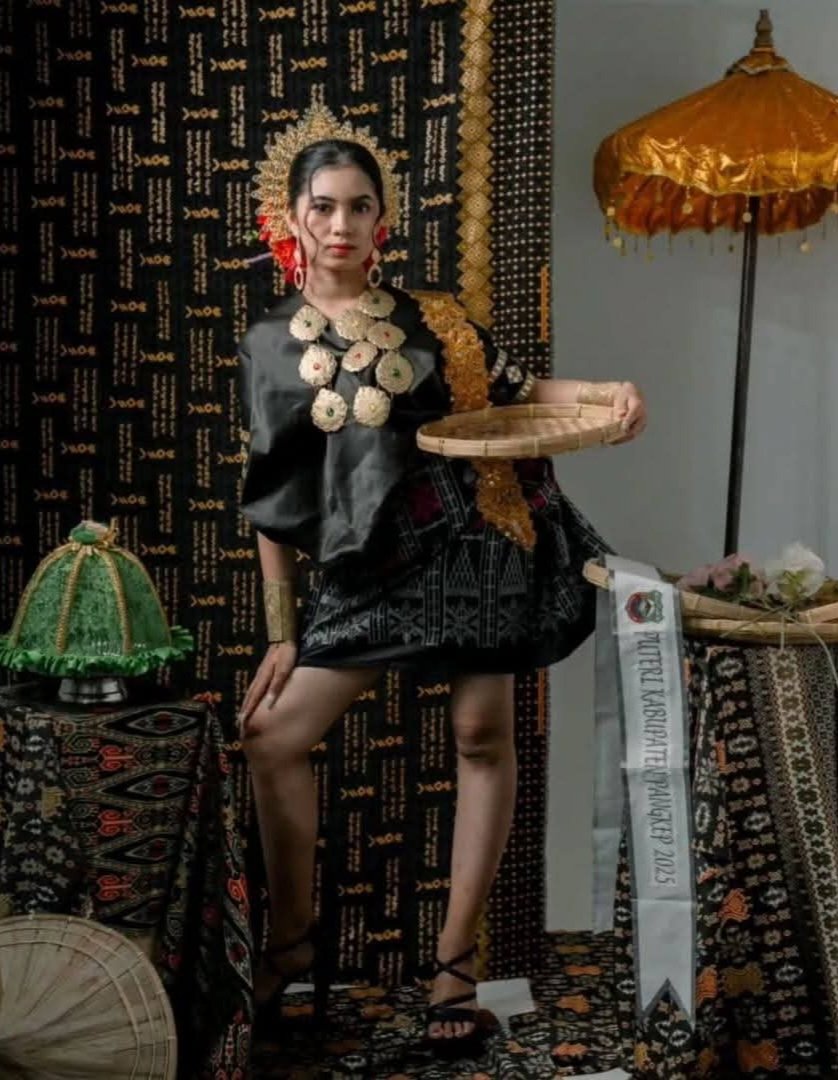 Tolong diusut tuntas, Pakaian adat Makassar tidak seperti ini