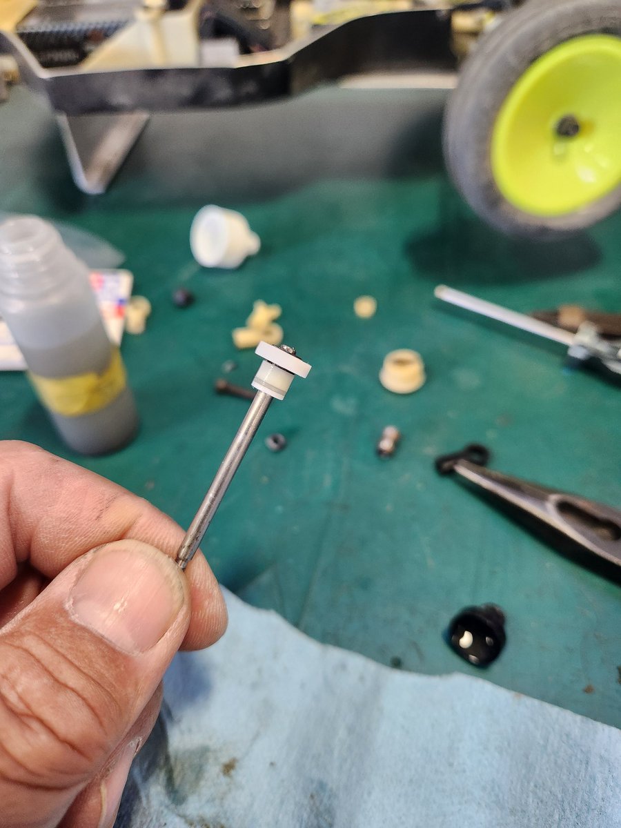 Maximumdrive_'s tweet image. #teamassociated 
#rc10w
激しく走らせてたらダンパーエンドが割れた。少しオロオロしてしまった。ネットで探してもセットしかなくて何気にボールサイズ図ったら6mm？厳密にはインチだと思うけど、タミヤのエンド長さ切って合わせたらピッタリフィット。直った✌参考までに
記録:5mmスペーサ入ってた