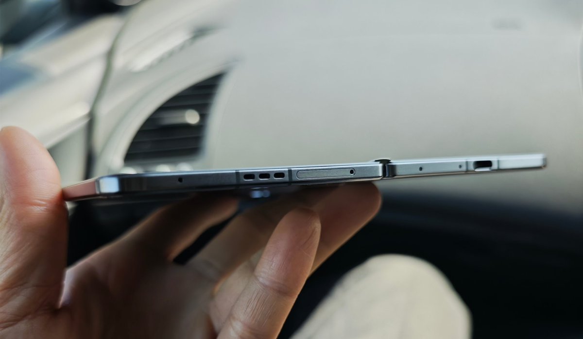 1GadgetLoop's tweet photo. OnePlus Open vs the new super thin Oppo Find N5 foldable phone. We hope OnePlus will bring it to India as Open 2. As of now, there is no rumour on when this will arrive.

#OnePlusOpen #OPPOFindN5 #Oppo #OnePlus https://t.co/7bNjp7GLjq