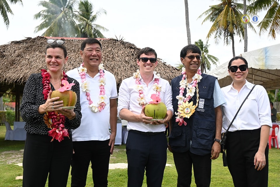SCCLGUPH's tweet photo. 🌍 UK Amb. Laure Beaufils and UNDP Rep. Dr. Selva Ramachandran visited Sipaway Island with #SanCarlosCity Mayor Renato Gustilo yesterday, Feb. 10 to visit eco-tourism and biodiversity conservation efforts of the LGU. 📷#SimplySipaway @UNDPPH 
@ukinphilippines https://t.co/7o1dLRE1W0