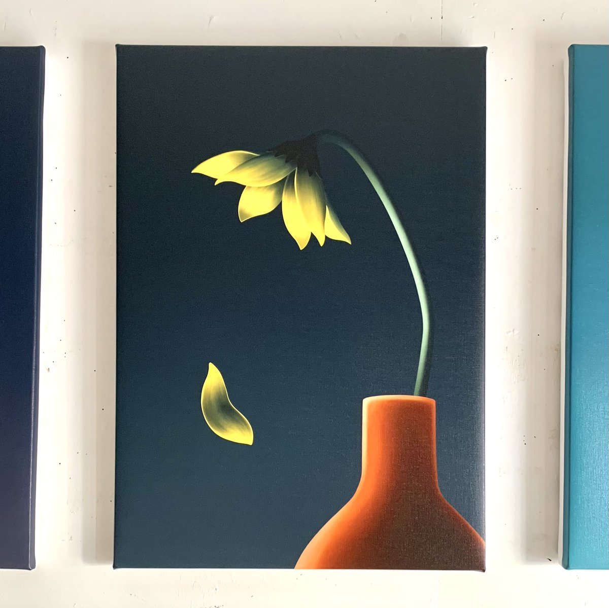 sunnyboybooks's tweet photo. \ 展示・作品紹介 /

八木宇気｜MOON（作品）

個展開催中の八木宇気さんによる作品。
デジタルで描いた作品がジークレーで印刷されています。

切なさと可笑しさが同居した不思議に魅力的な作品世界。

作品タイトルがどれも素敵です🌙

＠yagiuki 

https://t.co/HKPI7KZea7 https://t.co/8SQ1FwsoH7