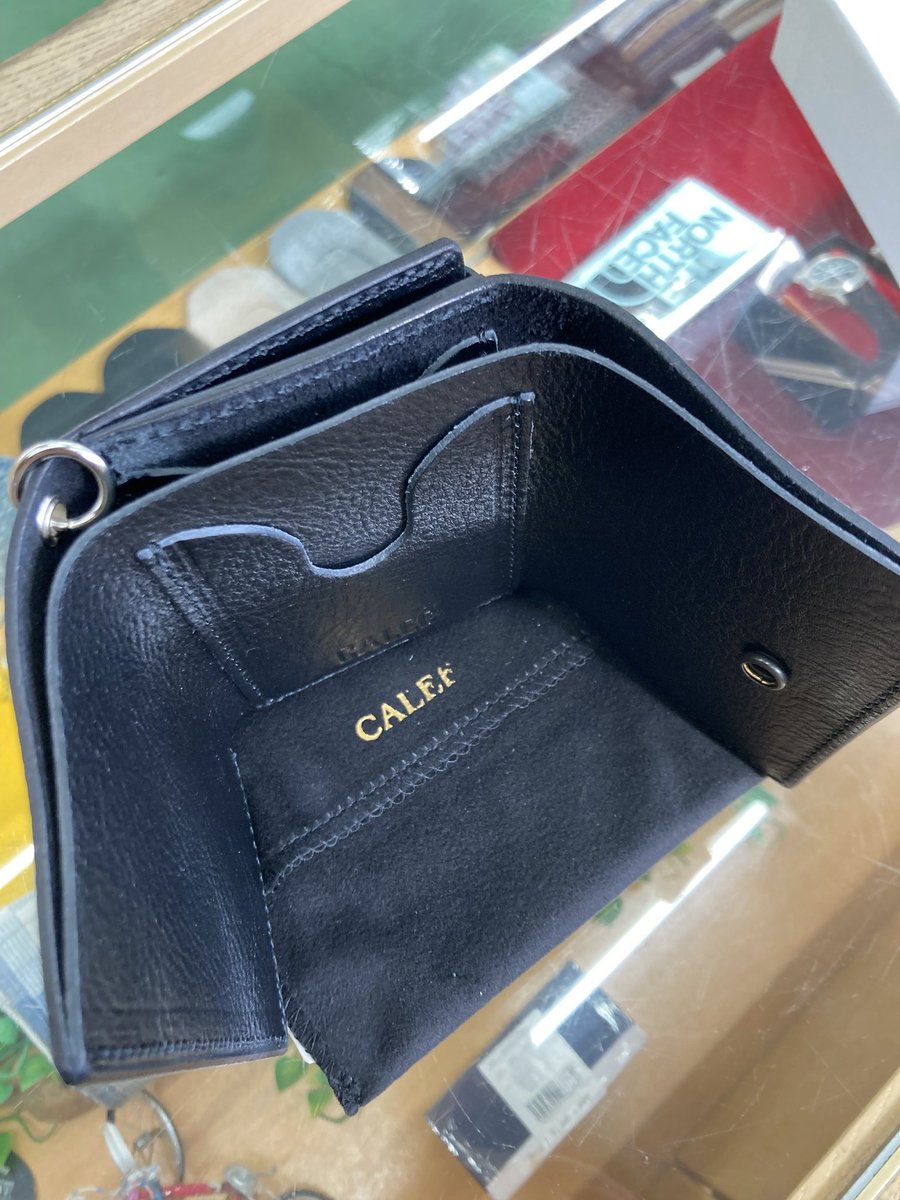 AmeproBaybrook's tweet photo. CALEEよりミニウォレット、収納もしっかりとあり、使い込むほどシボ革の経年変化を楽しめる1点です(」・ω・)
#baybrook #amepro #fashion #kumamoto #calee #tokyo #ベイブルック #アメプロ #ファッション #熊本 #キャリー #東京 https://t.co/JnUE9LIjjp