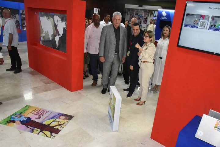 Meyvis Estevez Echevarría (@meyvisesteveze) on Twitter photo Ha sido hermosa y conmovedora la inauguración de #Pedagogía2025. Allí junto al Presidente <a href="/DiazCanelB/">Miguel Díaz-Canel Bermúdez</a> y educadores del mundo, estremeció la carta leída por el pionero Sergio destina al Presidente de Estados Unidos, en reclamo de paz y justicia para todos los pueblos y sus niños. Ha sido hermosa y conmovedora la inauguración de #Pedagogía2025. Allí junto al Presidente <a href="/DiazCanelB/">Miguel Díaz-Canel Bermúdez</a> y educadores del mundo, estremeció la carta leída por el pionero Sergio destina al Presidente de Estados Unidos, en reclamo de paz y justicia para todos los pueblos y sus niños.